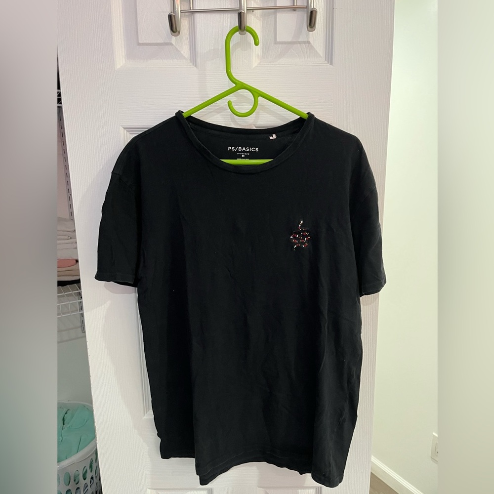 PACSUN MENS TEE BLACK SIZE MEDIUM SNAKE DETAIL